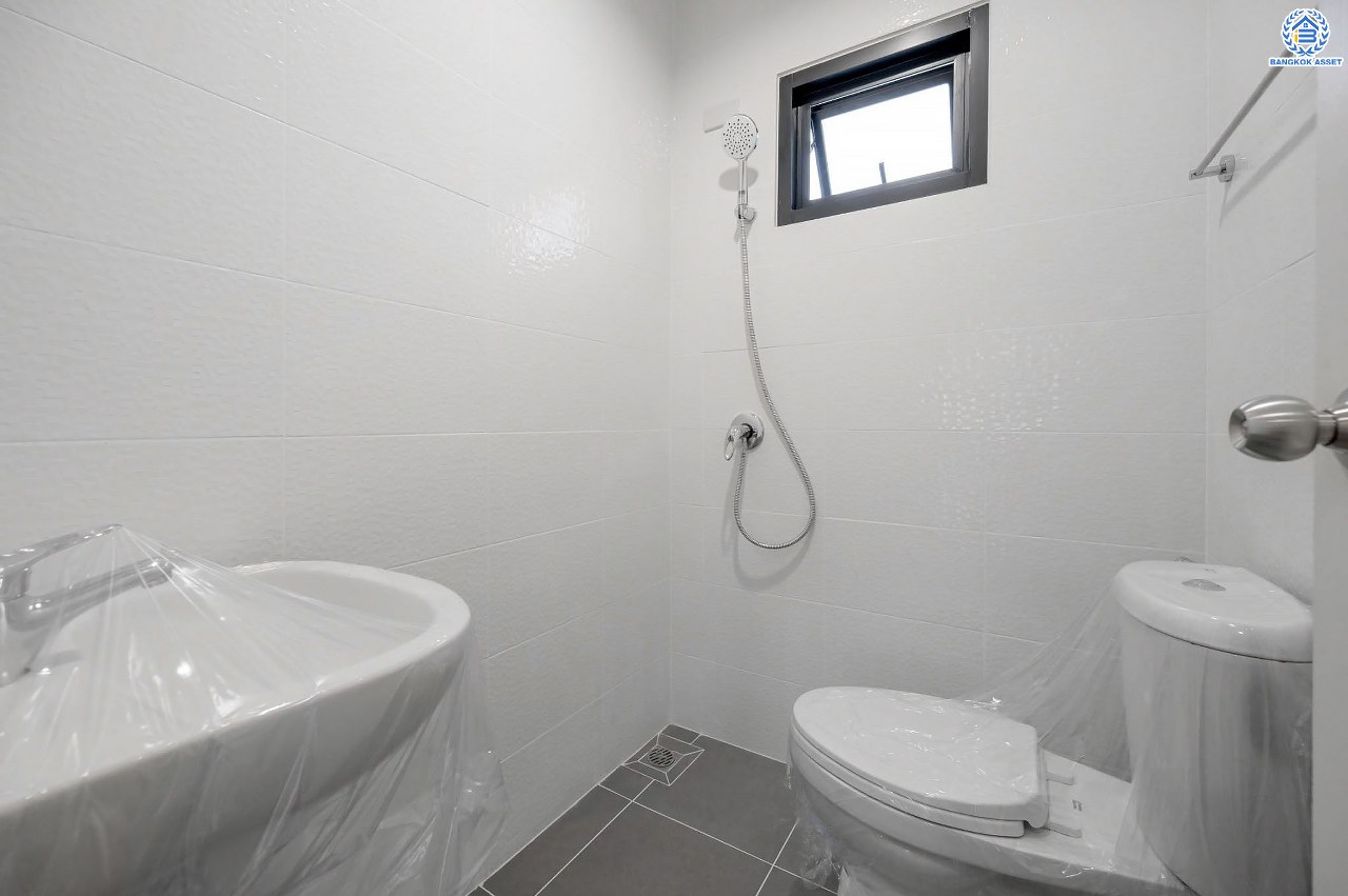 บ้านมือสองตกแต่งใหม่ โครงการ ณัฐชากรีนวิลล์ ปิ่นเกล้า-กาญจนาฯ บนเนื้อที่ 57.70 ตร.ว. ฟังก์ชัน 3 ห้องนอน 2 ห้องน้ำ จอดรถได้ 2 คัน บนทำเลศักยภาพ ใกล้เซ็นทรัลเวสต์เกต ทางด่วน "ศรีรัช" รถไฟฟ้าสายสีม่วง "สถานีตลาดบางใหญ่"